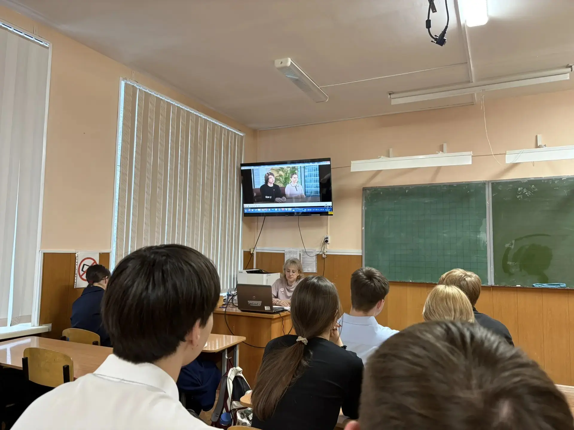 🇷🇺16 марта новая учебная неделя в МАОУ Школе №98 им. Н.Ф.Обухова традиционно началась с выноса госуд