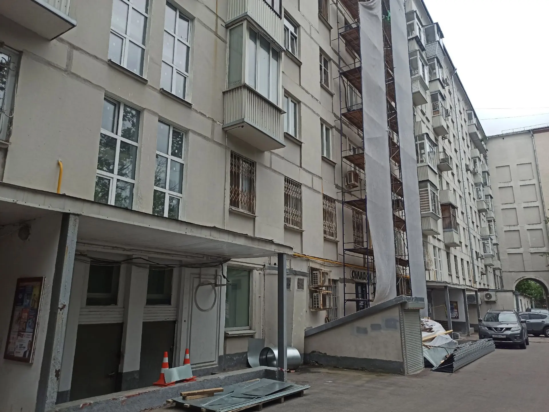 Капремонт в Хамовниках: глава управы выслушал вопросы жителей дома на Комсомольском проспекте

В рам