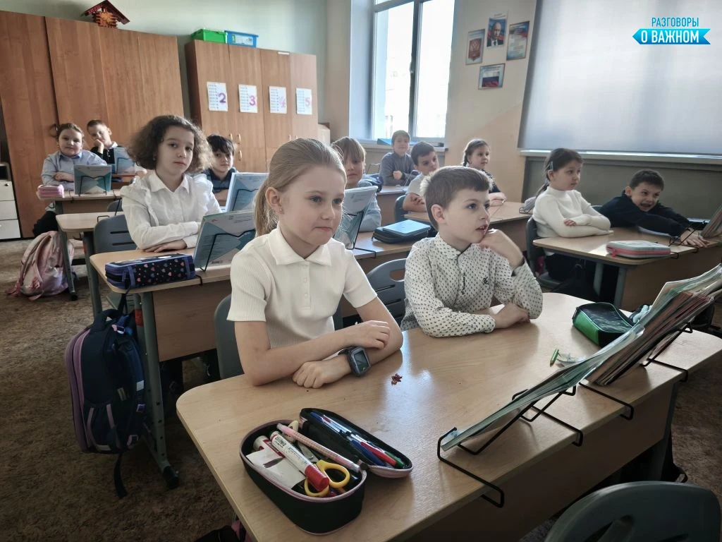РАЗГОВОРЫ О ВАЖНОМ 🇷🇺  Начинаем новую неделю торжественной церемонией поднятия флага! После церемони