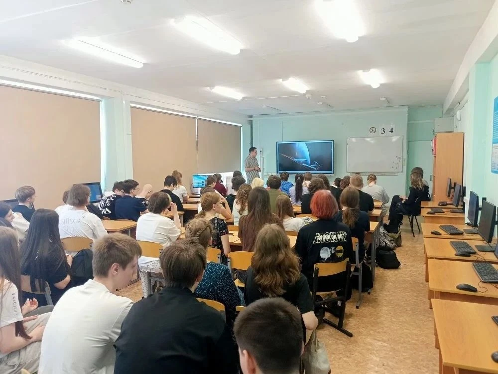 Встреча с учёным: девятиклассники школы №69 узнали, зачем зажигаются звёзды.   18 мая в Центре образ