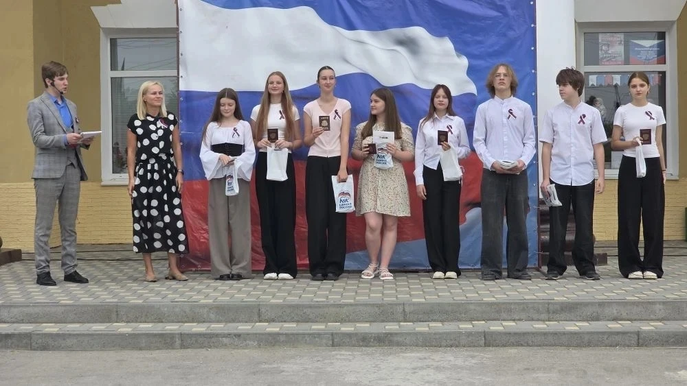 «Я — гражданин России!» 🇷🇺

По доброй традиции в День России глава администрации Олеся Незнанова в