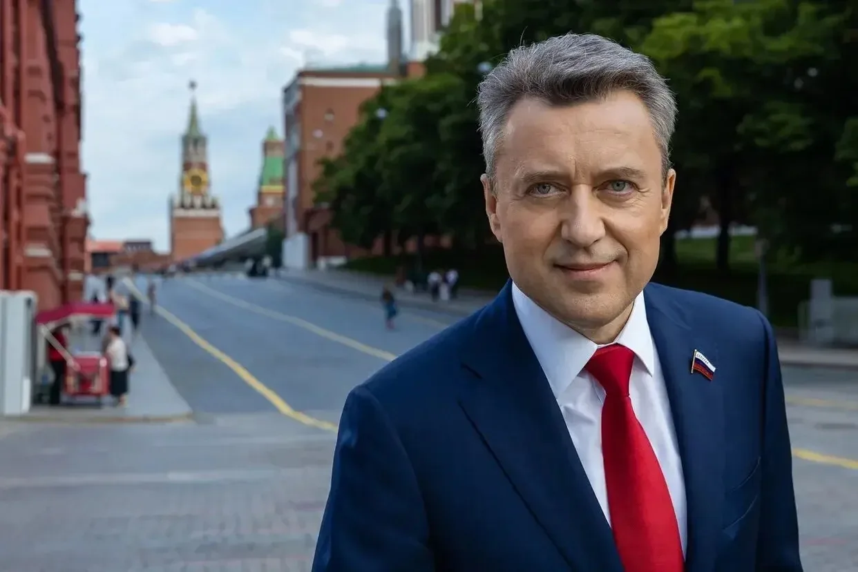 Дорогие москвичи, с Днем России!