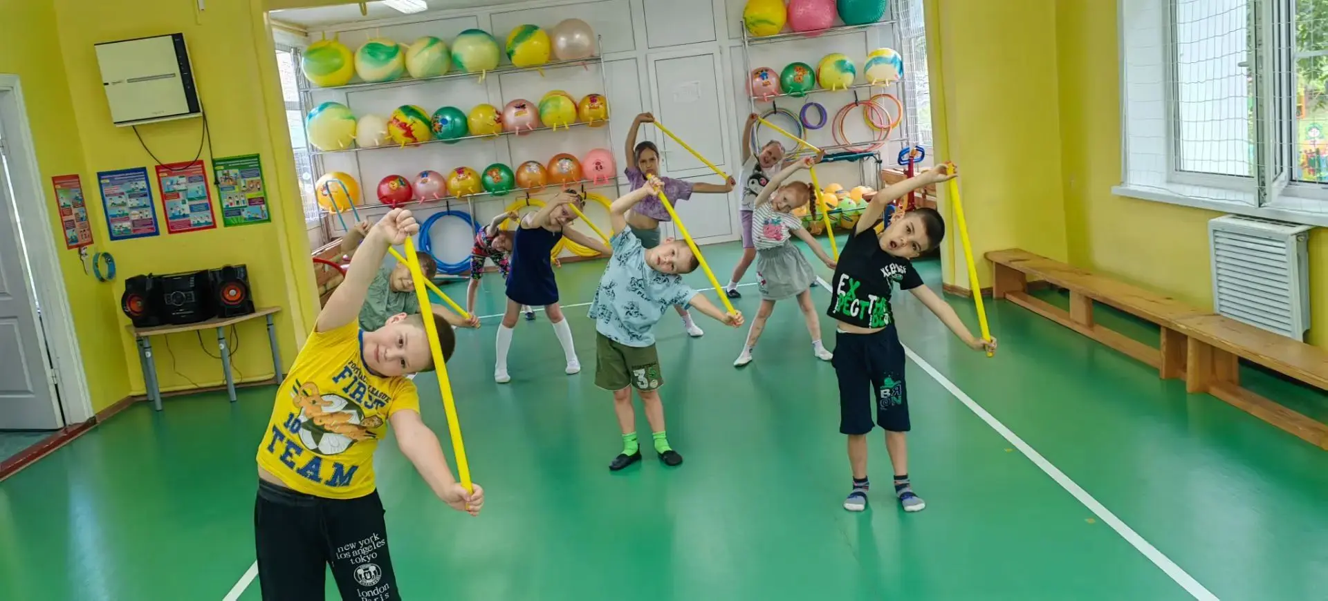 ☀️ Ребята подготовительной группы "Улыбка" на зарядке! 🙌
⁣
☝Чтоб здоровым быть, ребятки,
Утром дела