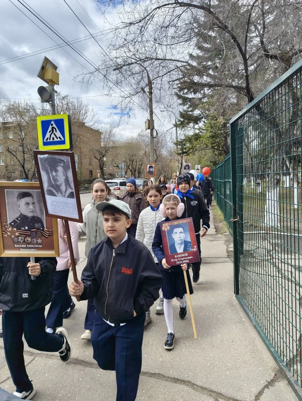 Бессмертный полк 🇷🇺

8 мая в нашей гимназии прошли торжественные линейки и акция «Бессмертный полк