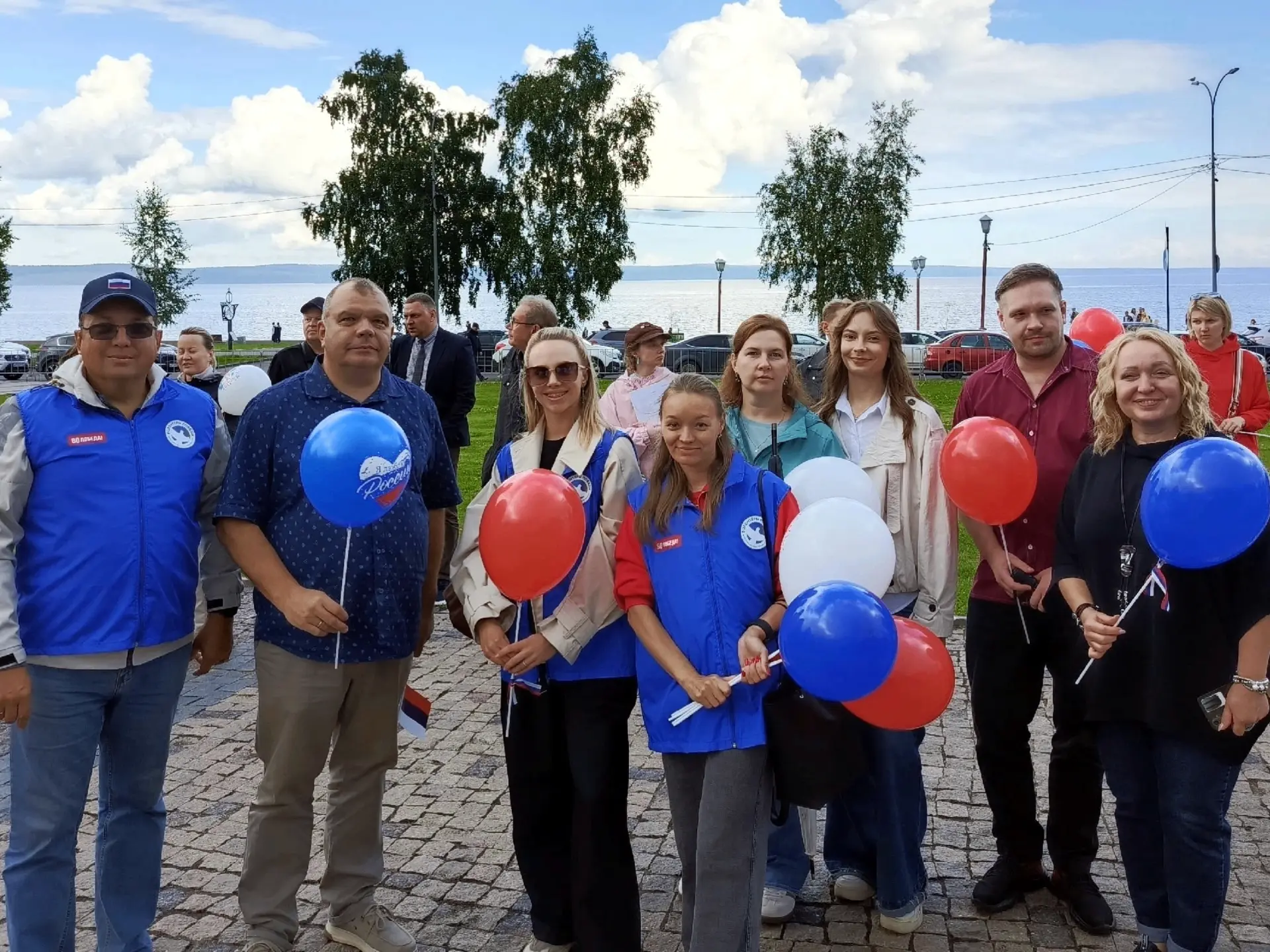 🇷🇺В преддверии Дня флага прошел митинг-концерт, в котором приняли участие сотрудники ...