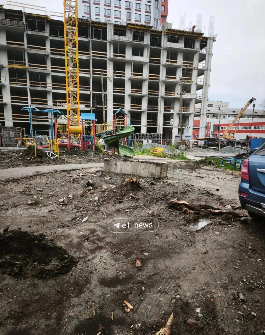 Жильцы дома на Бажова пожаловались на затянувшееся благоустройство двора… — публикация канала «Екатеринбург и область»