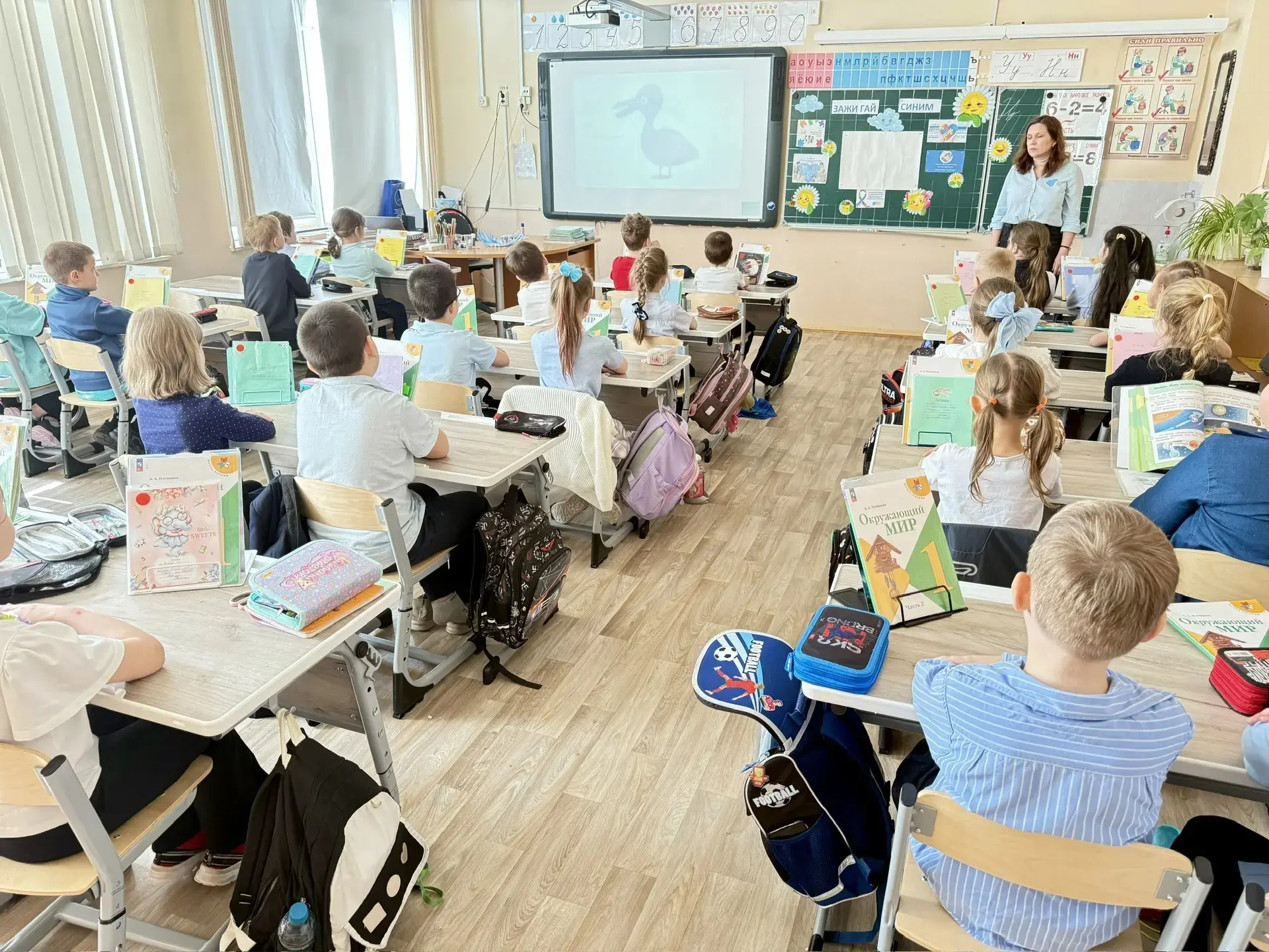 💙 В 1 «С» классе прошла акция «Зажигай синим»  В преддверии Международного дня распространения инфор