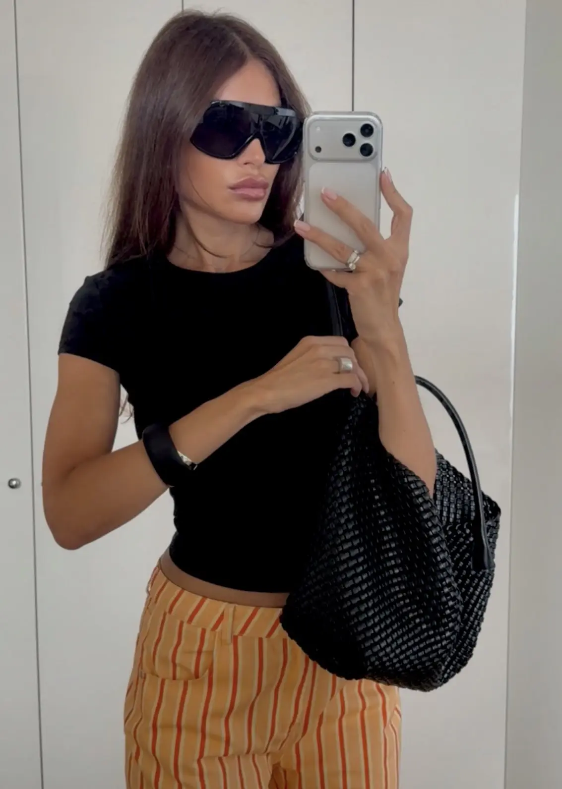 Look of the day 🧡🖤
Помните рассказывала Вам про микро-тренд джинс в полоску?! Они у меня!
— Почему