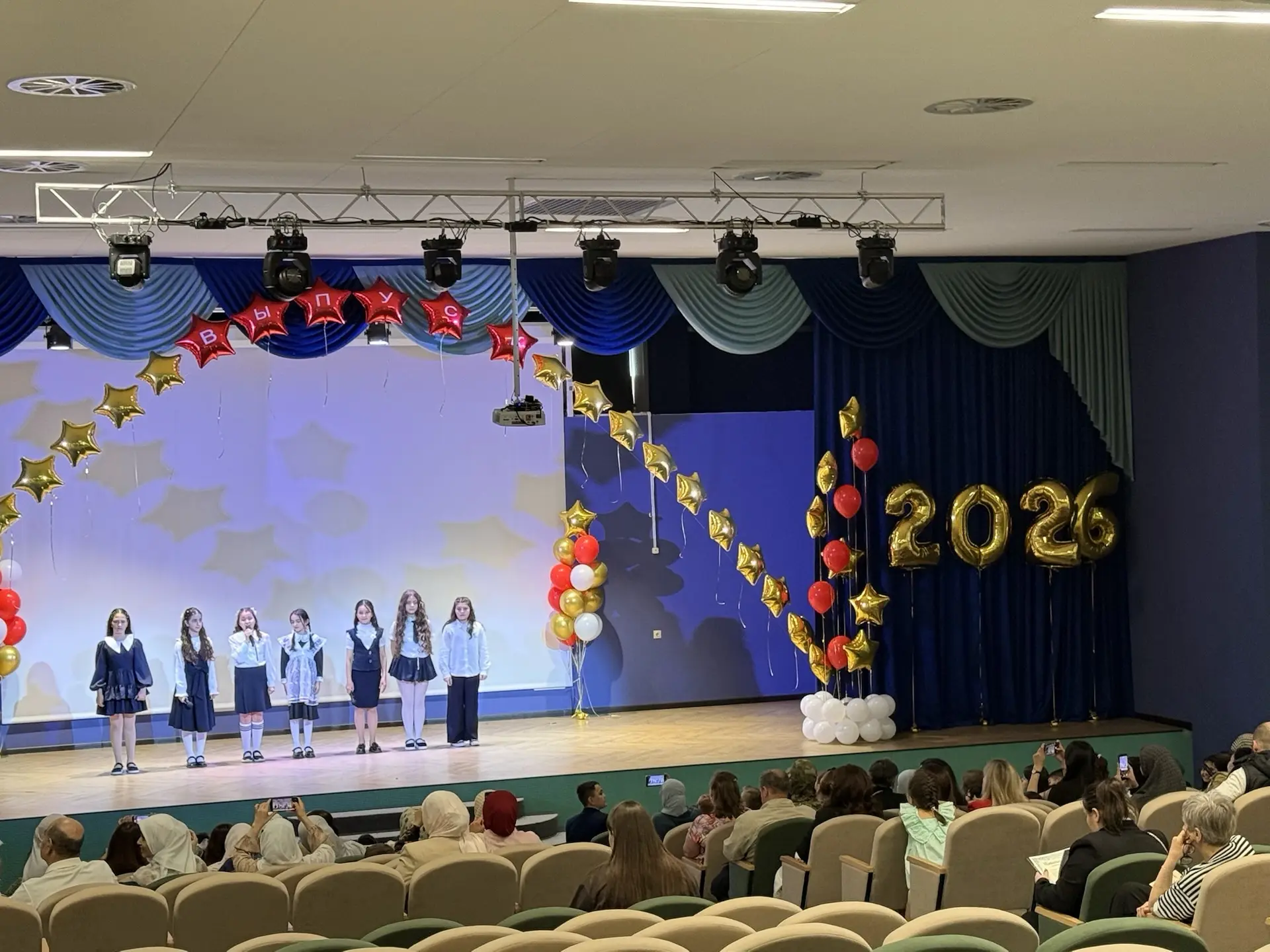 🚀 В добрый путь, 4 «Д» и 4 «Ж»!  В школе прошёл трогательный  выпускной у ребят 4 «Ж» и 4 «Д» классо