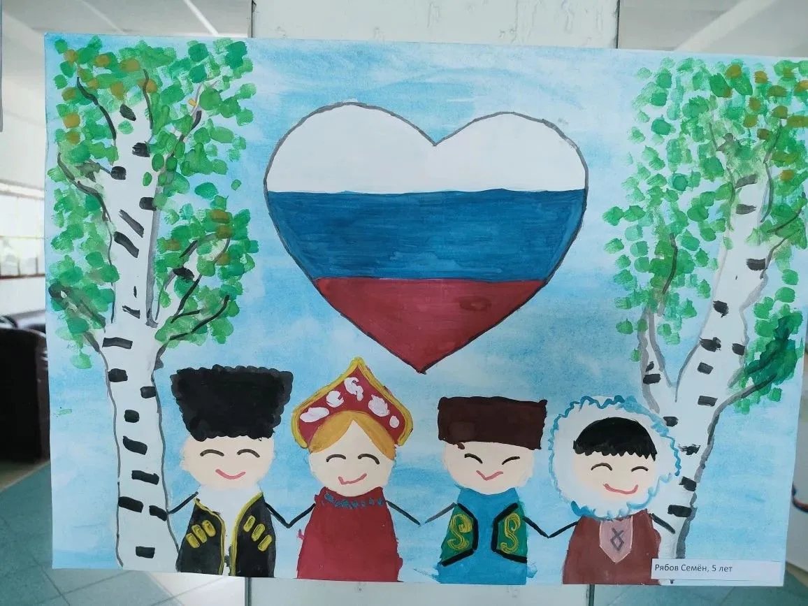 🎨 🇷🇺 Выставка детских рисунков «Наша большая семья: Россия» открылась в Службе стройжилнадзора Ре