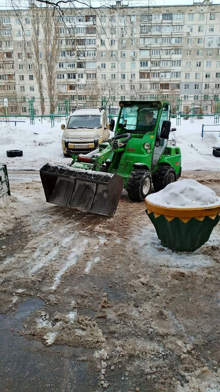 🚜❄ Вчера на ул. Акимова, дом 2 работал мини-трактор.  Этот небольшой, но очень полезный помощник нез