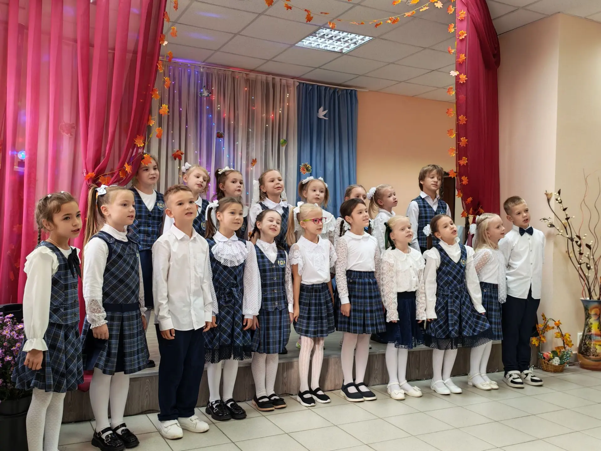 🎶В День пожилого человека ученики нашей школы выступили в клубе активного долголетия "...