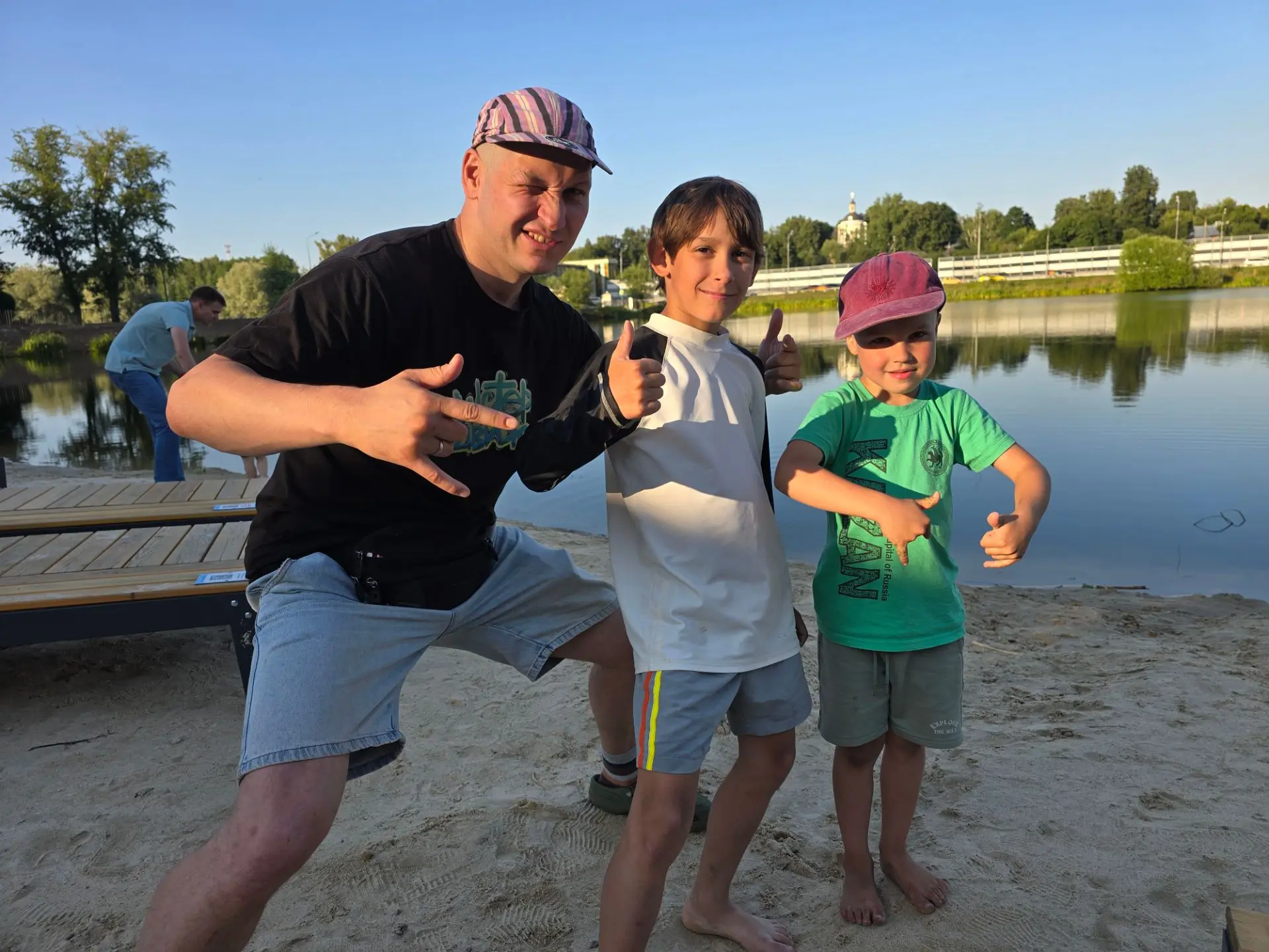 А на прогулке вчера встретили Серёжу. Они с мамой катались на сапе🏄