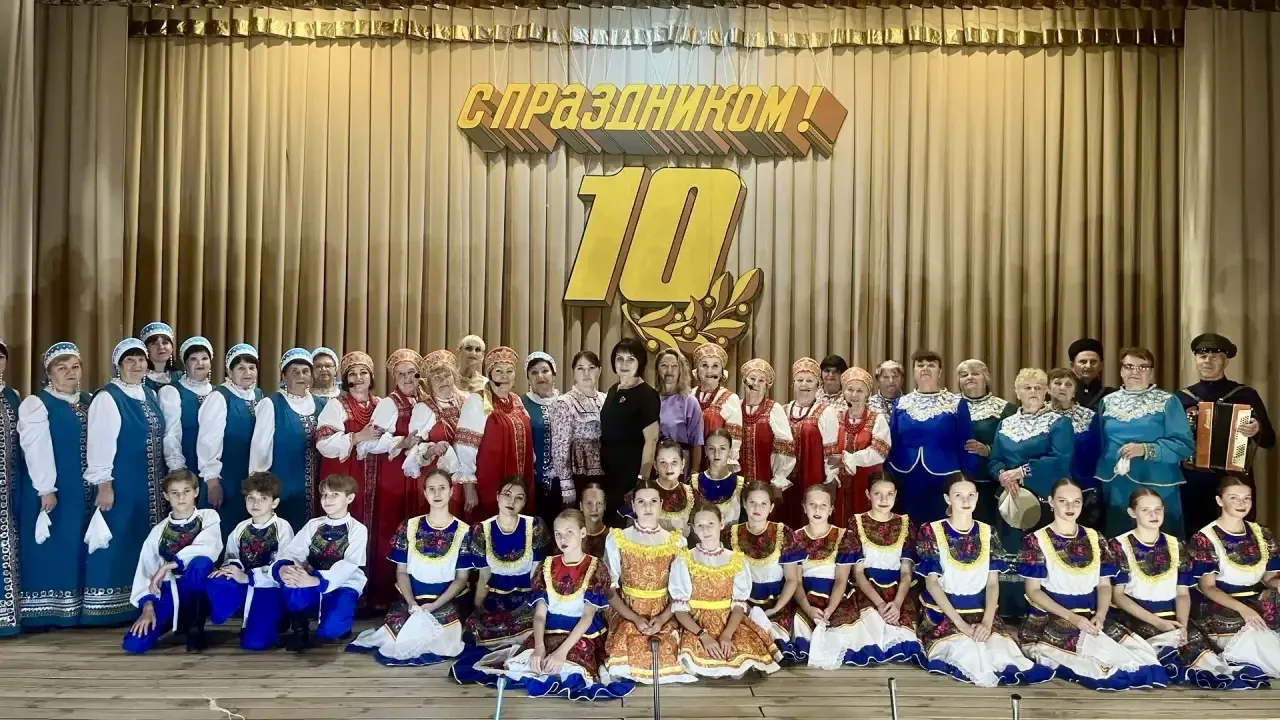 🎉В Углегорском СДК состоялся праздничный концерт, посвящённый юбилею вокальной группы ...