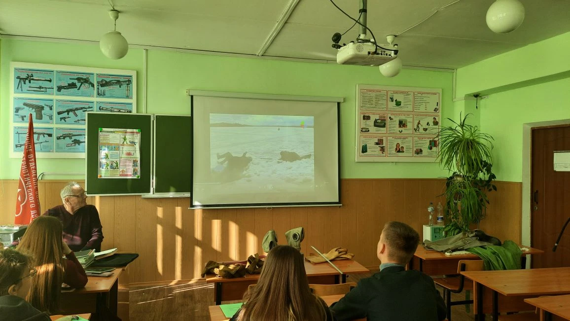 В рамках празднования Дня гражданской обороны России в нашей школе состоялся открытый урок по основа