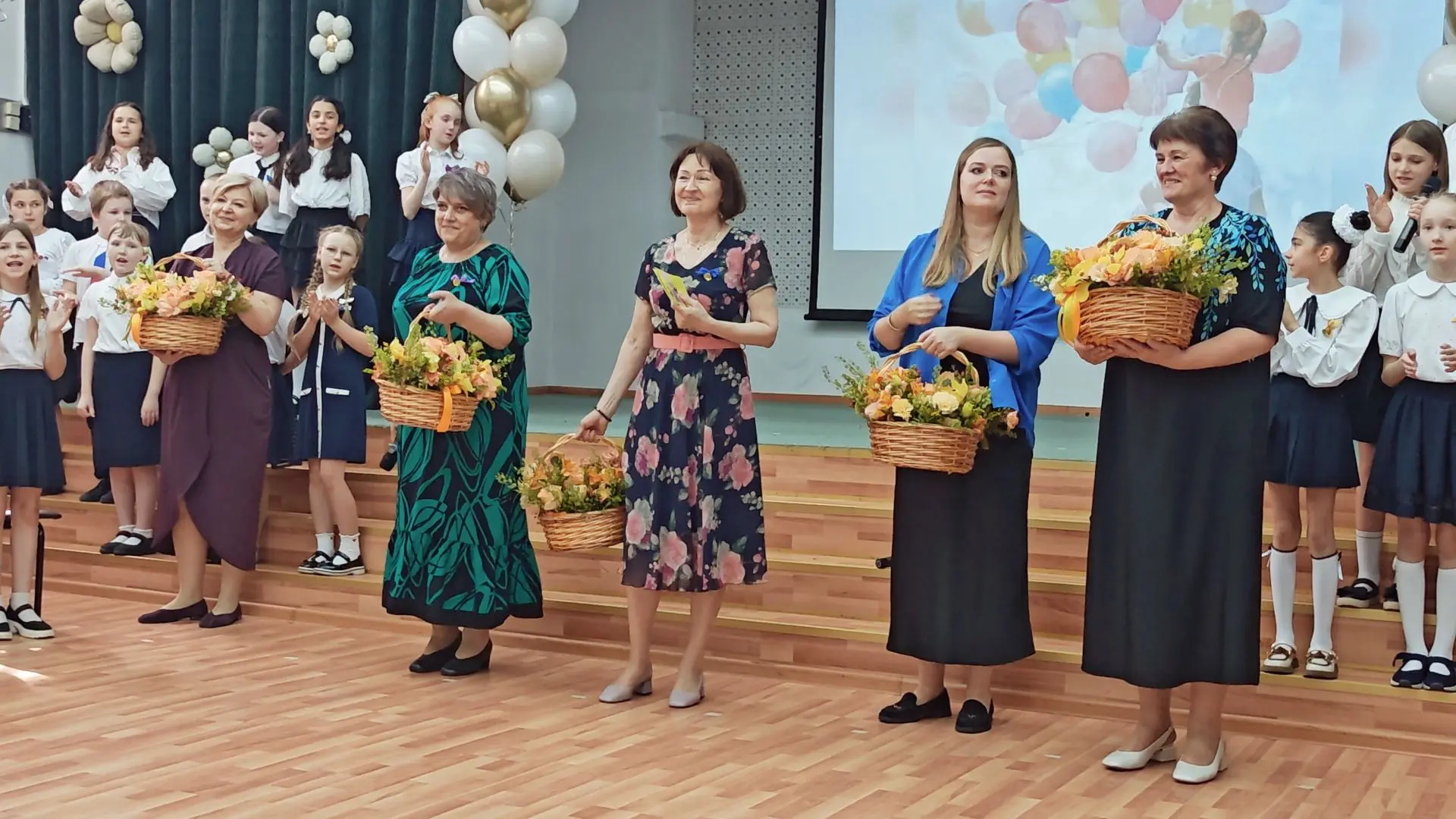 🎉 Прощай, начальная школа! Последний звонок — 2026  💐🎒 Промчались 4 года как один миг. Ещё вчера пер