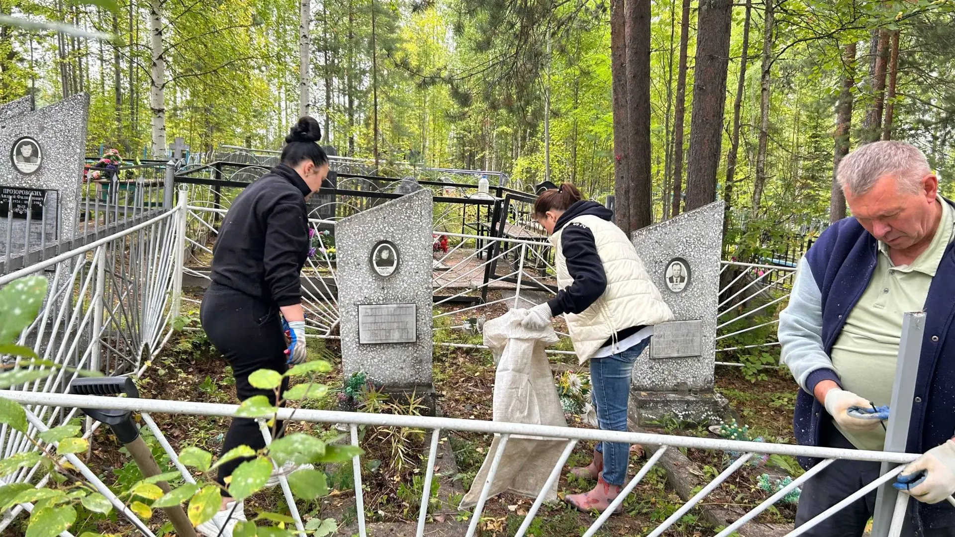 Субботник на поселковом кладбище: сохраним память вместе!
 
Уважаемые жители!
Наше кладбище — это не