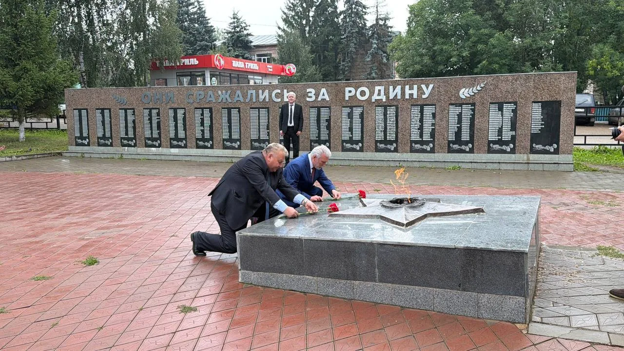 ⚡️ Вместе с главой Шаранского района Маратом Ахмадуллиным возложили цветы к Вечному огн...