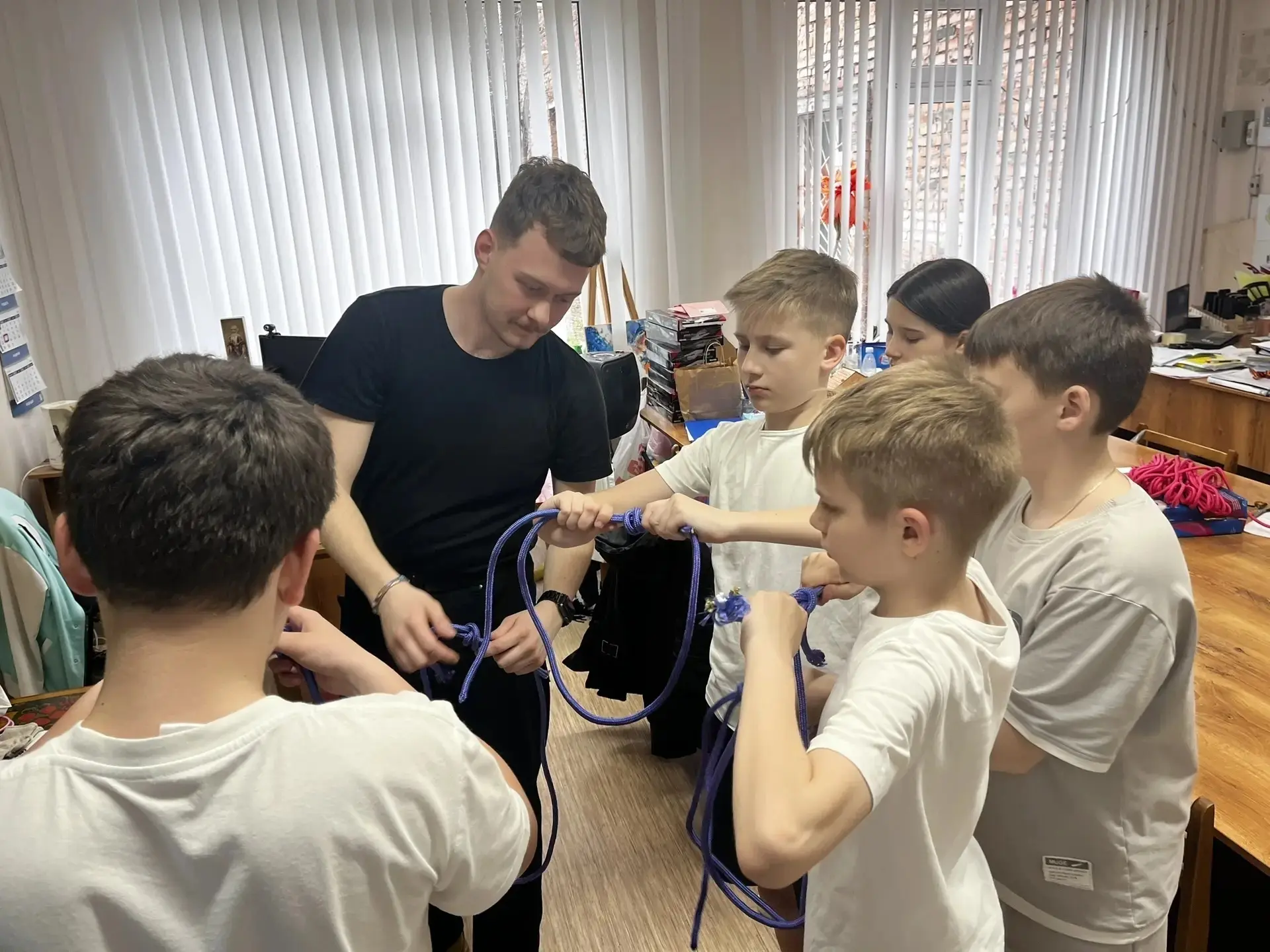 💫 В нашей школе прошёл увлекательный мастер-класс по правилам вязания узлов, который провёл выпускни