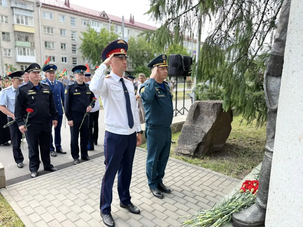 К вопросу о строевой подготовке сотрудников СК России:

Вот 2 фото, которые наглядно демонстрируют н