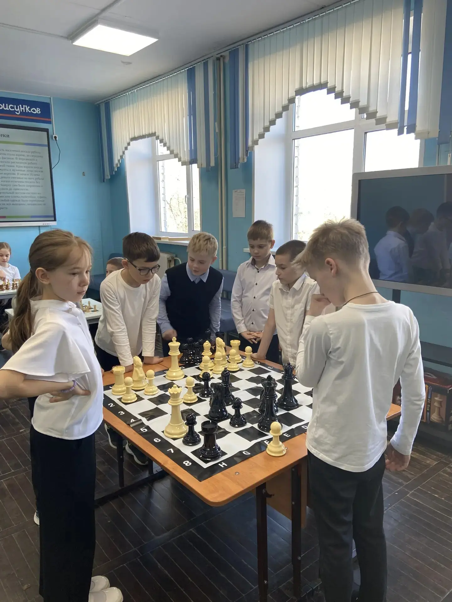 ♟️ Шахматный турнир на переменах в начальной школе!  В нашей школе стартовали тематические перемены 