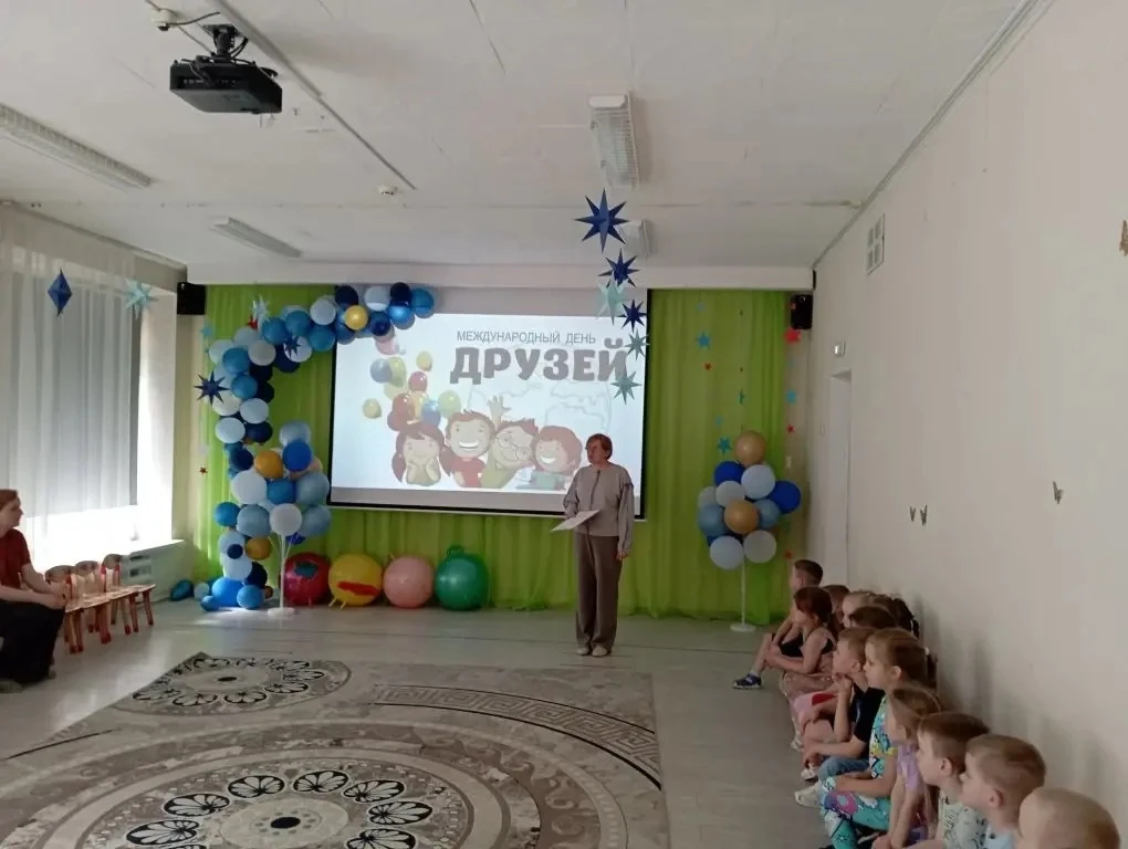 Разговоры о важном🇷🇺
Друг - это одна душа, живущая в двух телах (Аристотель).
9️⃣июня отмечается н