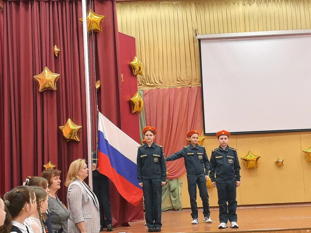 📌Новая учебная неделя в МАОУ СОШ №10 стартовала!  🏫По доброй традиции понедельник в нашей школе нача