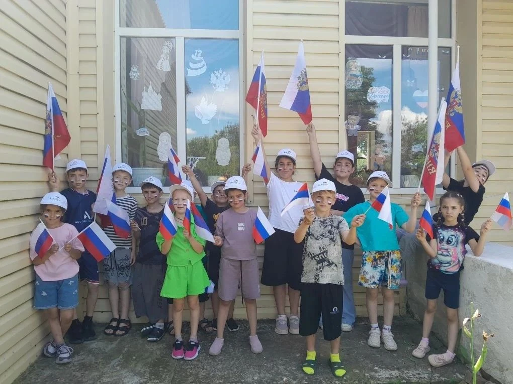 **«РОССИЙСКИЙ ТРИКОЛОР»**
Участникам акции нанесли аквагрим в цветах российского флага.
Всероссийска