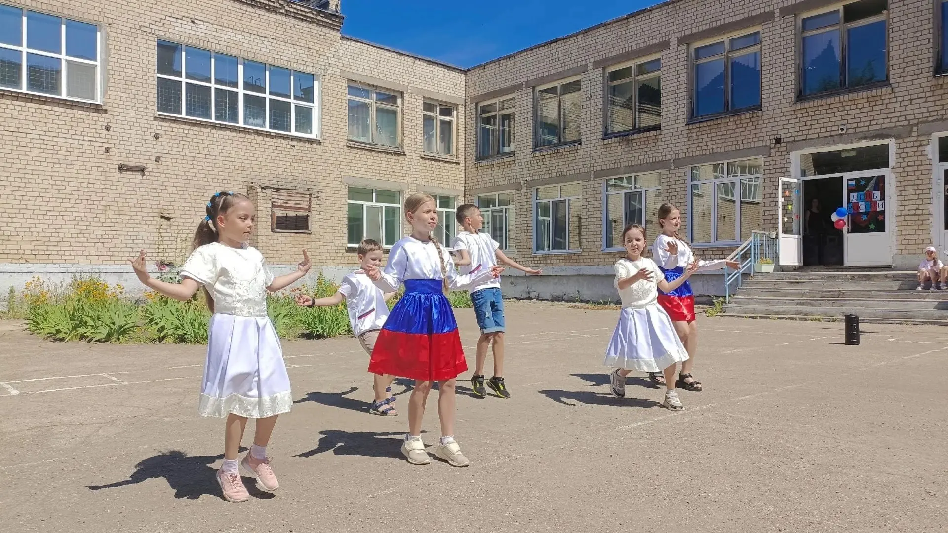 🌟 11 июня лагерь «Созвездие» наполнился песнями, стихами и танцами.
🌞Утро в лагере началось  тради