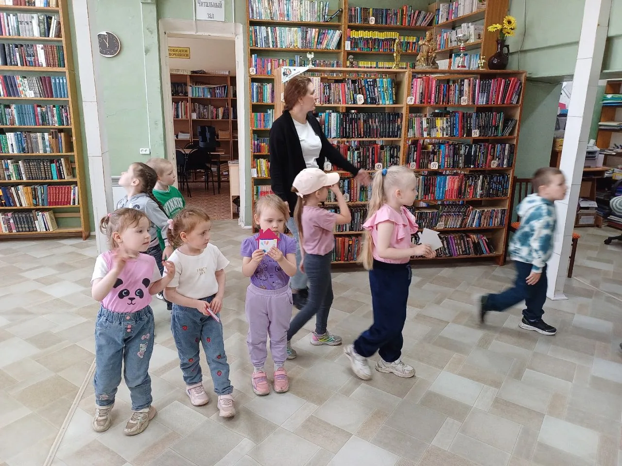 Ребята детского сада очень любят посещать детскую библиотеку.