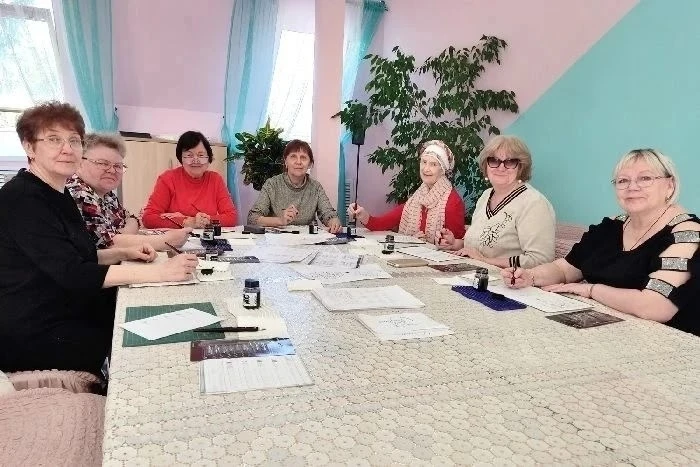 Занятие каллиграфией очень заинтересовало получателей социальных услуг отделения социал...