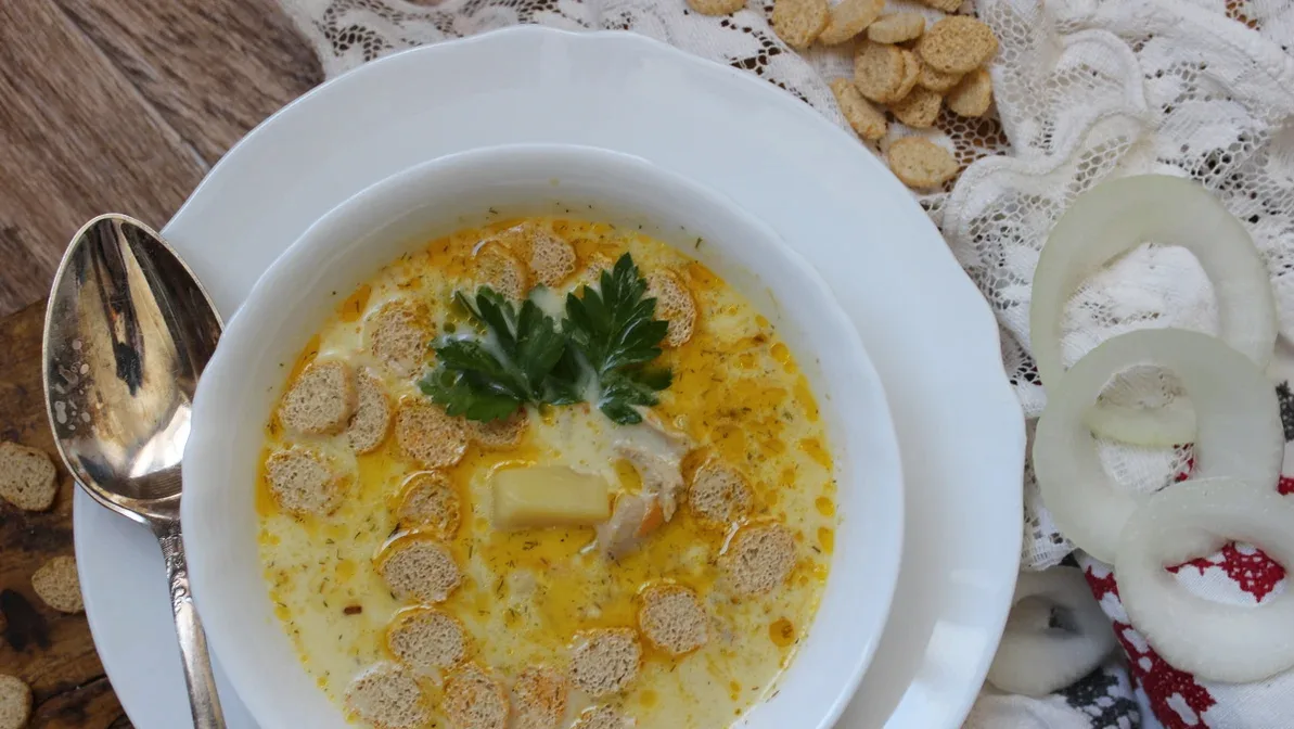 🍲 Куриный суп с сухариками — первое блюдо с картофелем, плавленым сыром и обжаренными ...