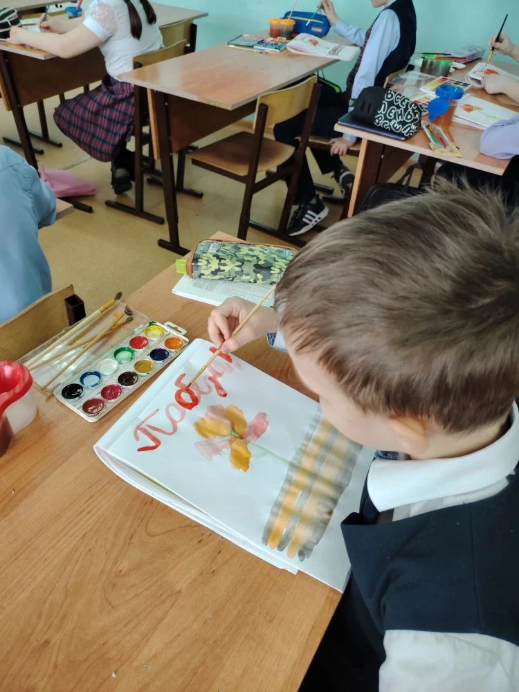 Урок ИЗО ко Дню Победы: ребята создали мини-плакаты-открытки ⁣ В рамках подготовки к празднованию Дн