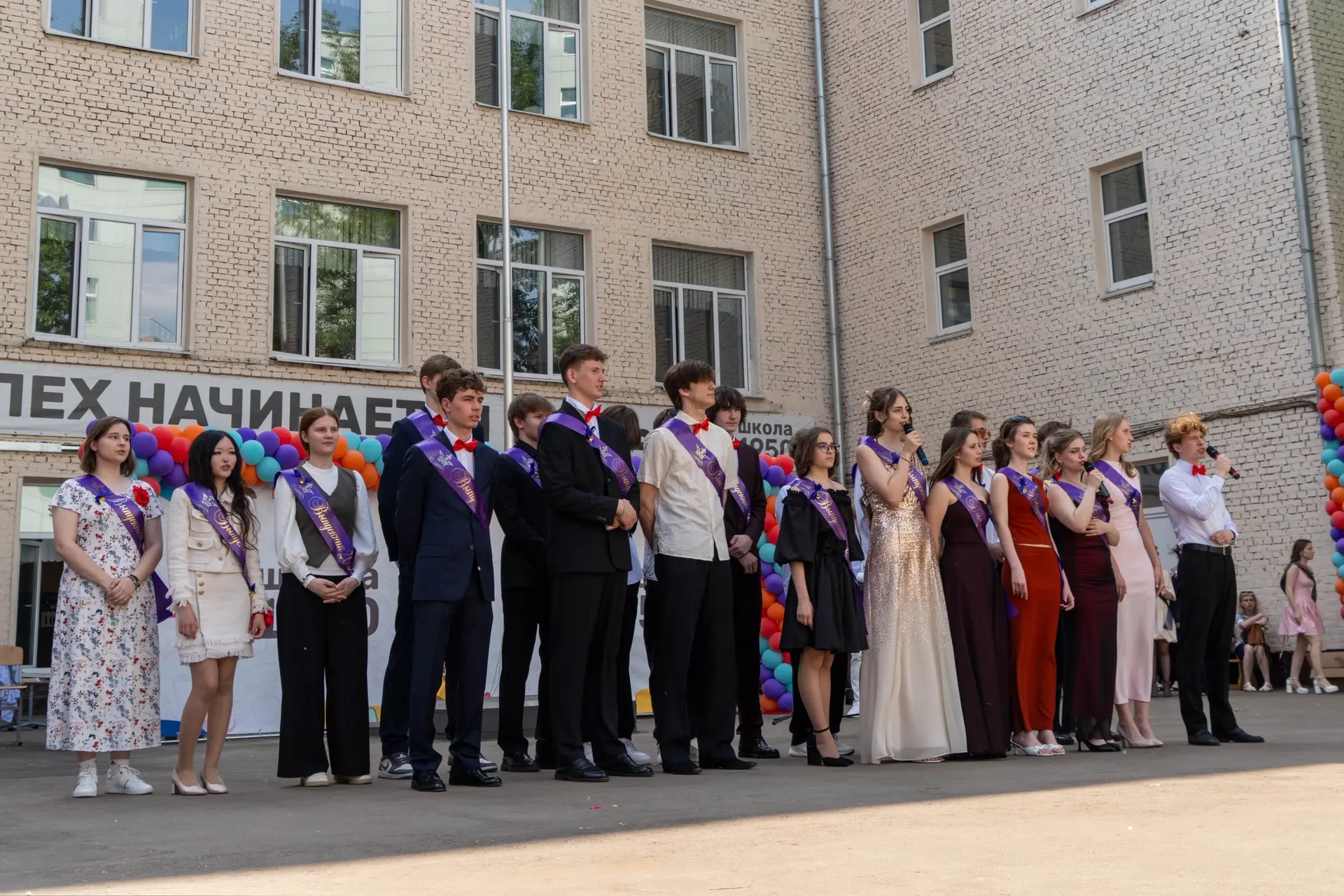 Последний звонок 2026 🔔  💔 В пятницу на школьном дворе ученики 11 классов услышали свой последний шк