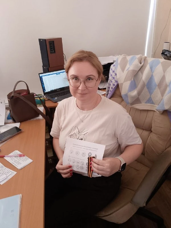 🎗️ Память в каждой ленточке: как наши ученики поздравляли с Днём Победы  5 мая волонтёры школы разда