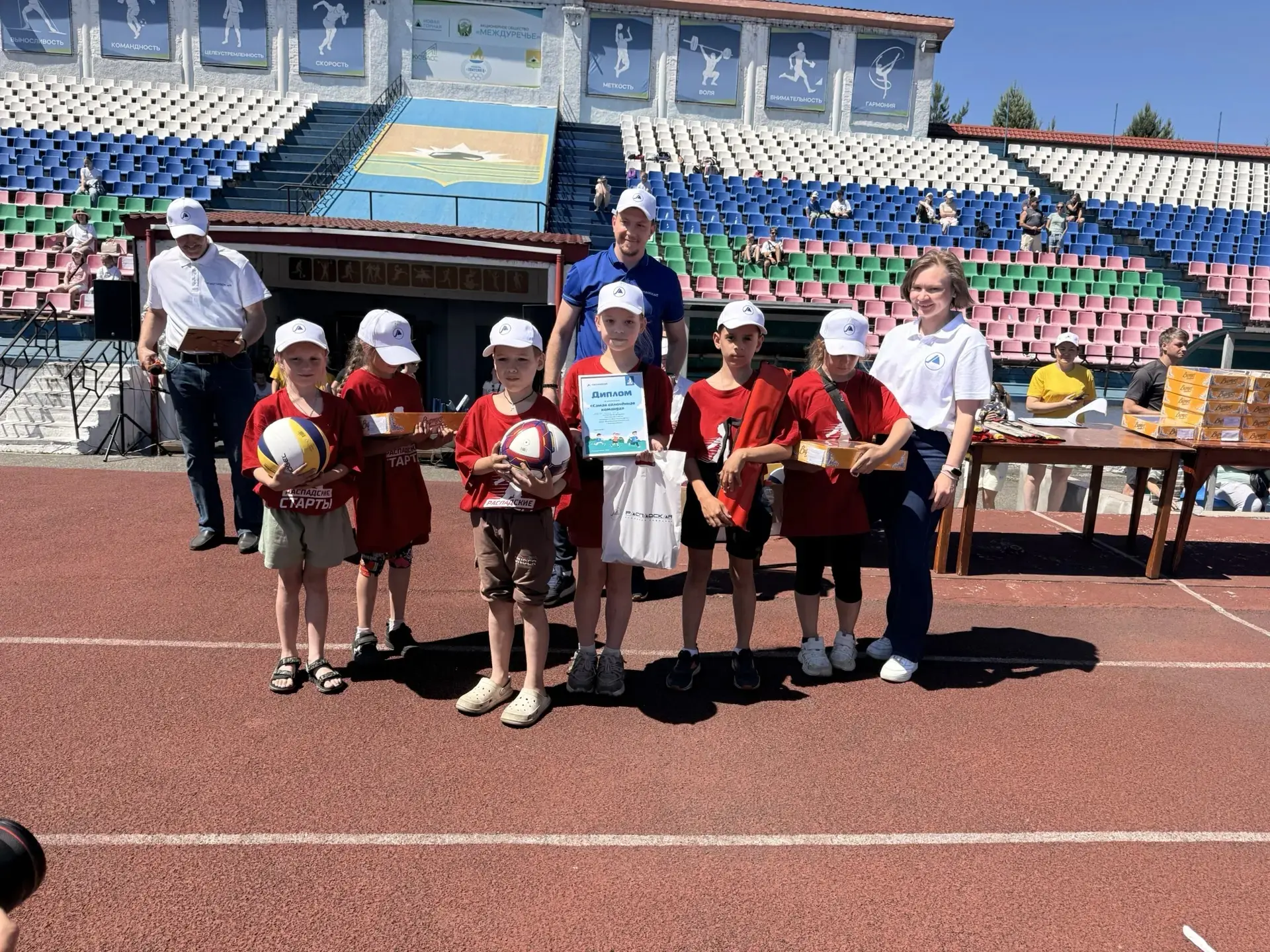 Мы – на «Распадских стартах»! 🏃‍♂️💨

Команда лагеря «Радуга» сегодня дала жару на спортивном фести
