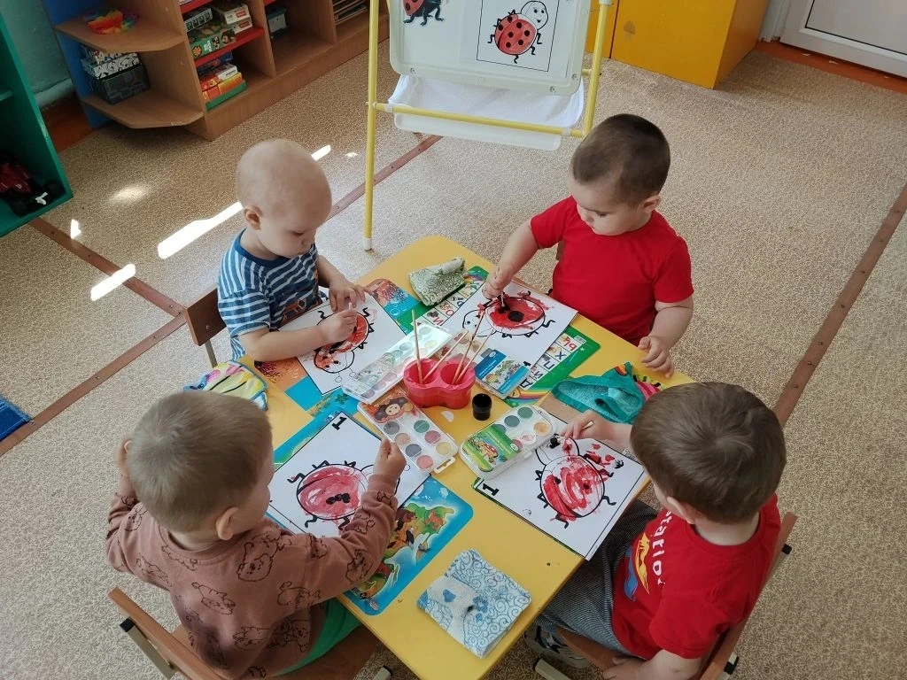 Рисование в младшей группе "Божья коровка"