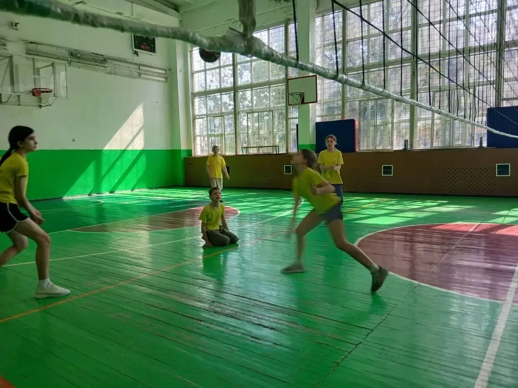 Все спортивные достижения учеников нашей школы посвящены Дню Победы!   Сборная команда по футболу за