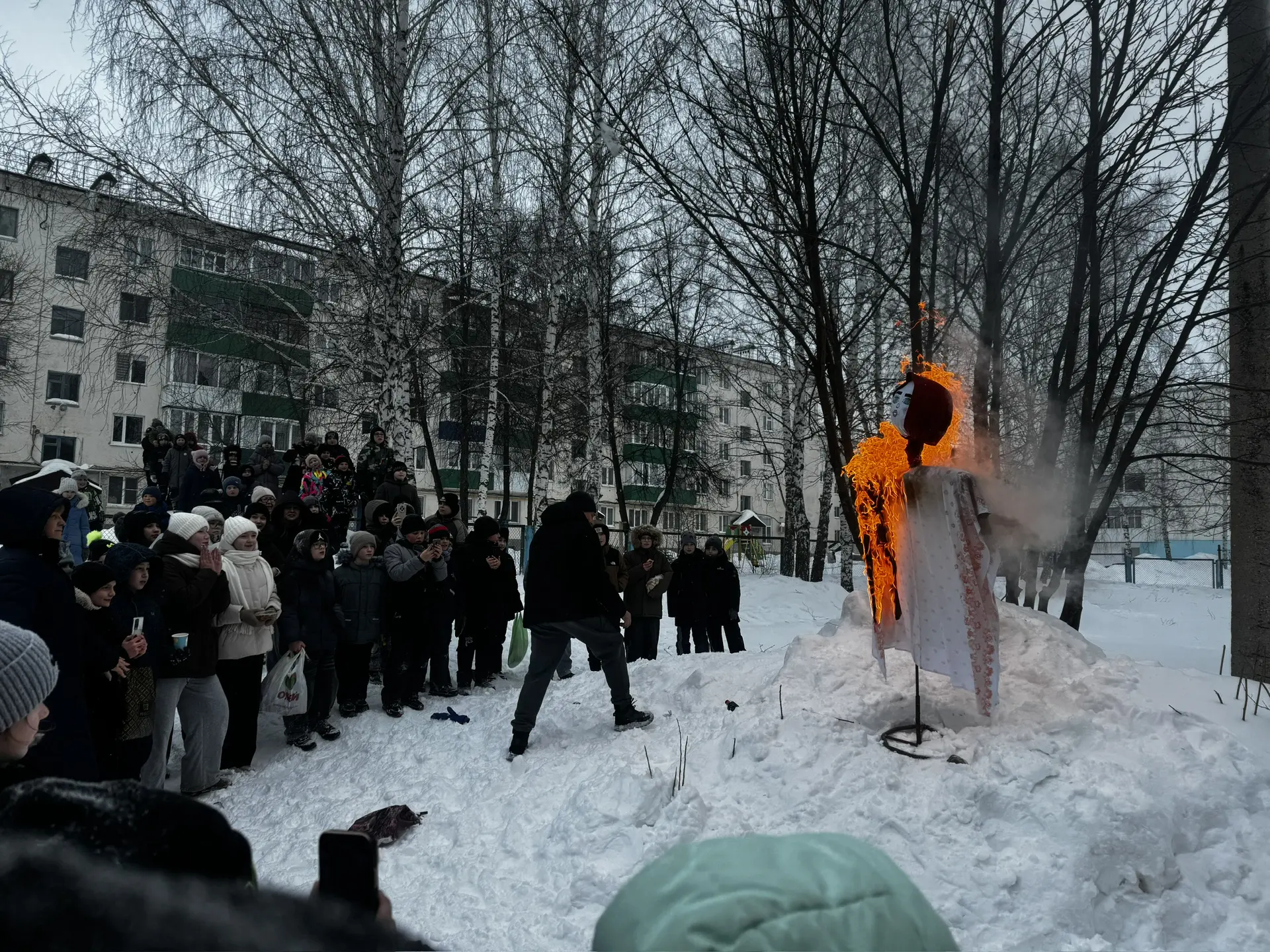 Вчера в нашей школе прошла масленичная ярмарка! 🥞  Ребята и родители приготовили много вкусных блино