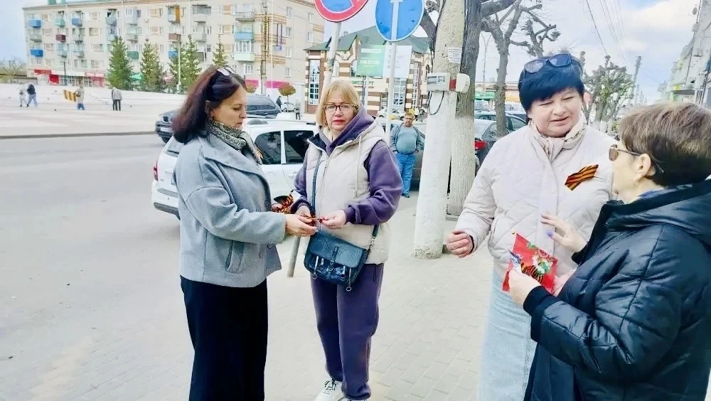 В преддверии Дня Победы острогожские работники культуры провели акцию "Георгиевская ленточка" в цент
