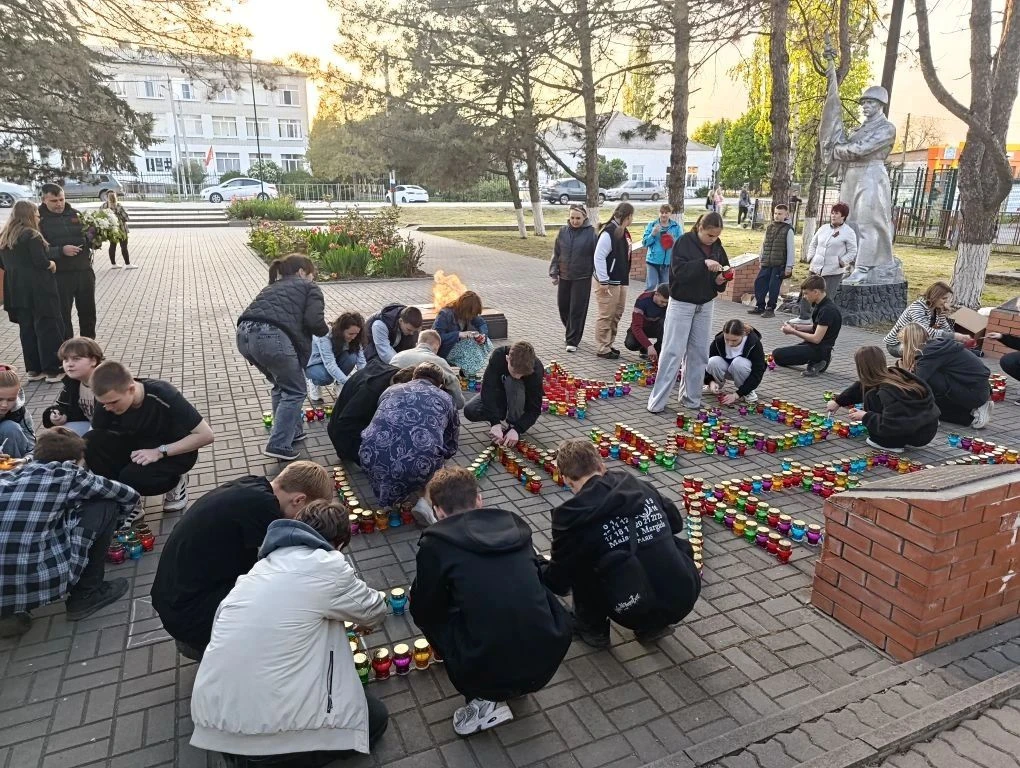 7 мая в Новобатайской школе прошла акция «Свеча памяти». Школьники выложили из горящих лампадок симв