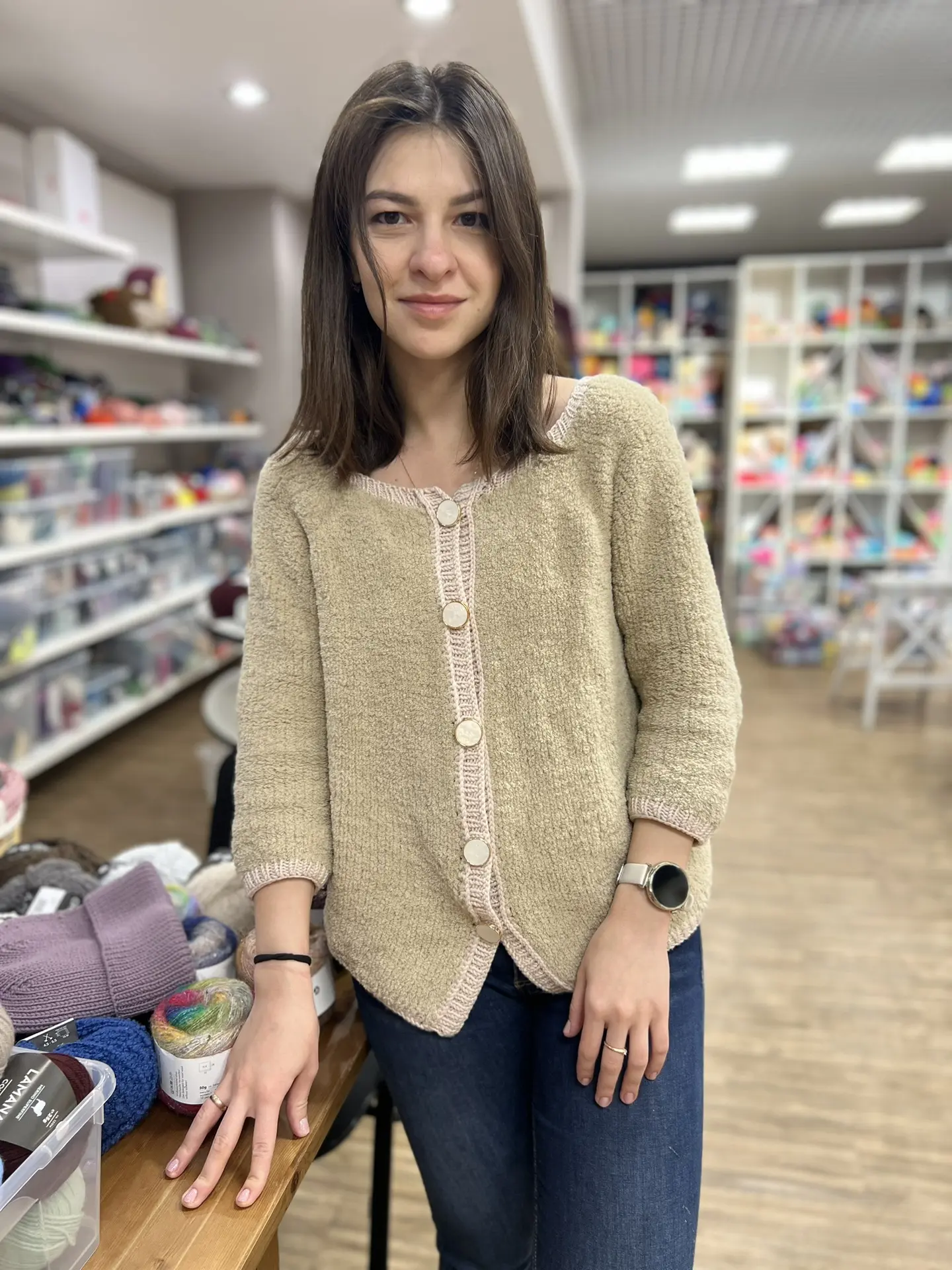 Мария пришла на работу в нежнейшем кардигане и мы не могли с Вами им не поделиться 🥰