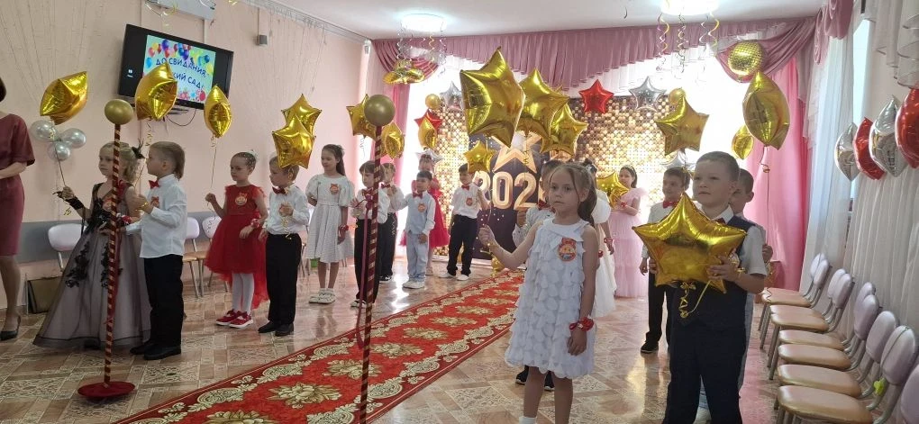 Вот и настал этот важный день: в детском саду звучит прощальная песня, а малыши наряжен...
