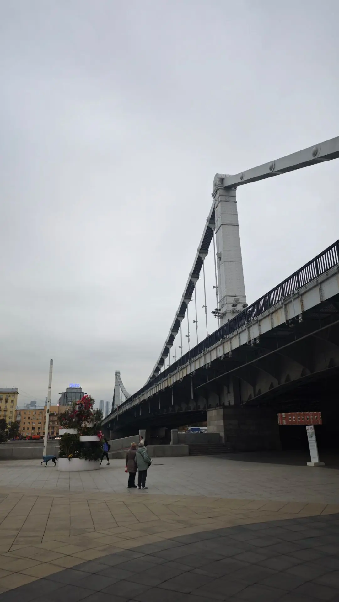 А это Крымский мост и вид с него на памятник Петру 1.