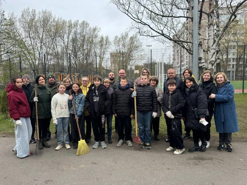 Субботник — дело семейное!  В прошлую субботу наша школа преобразилась!  И это стало возможным благо