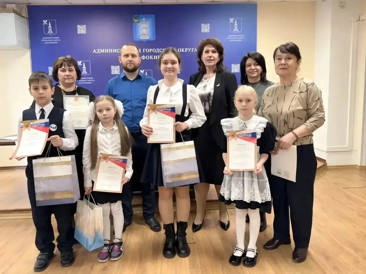 🎨 В администрации ГО ЗАТО Фокино наградили юных художников – победителей конкурса «Охрана труда глаз