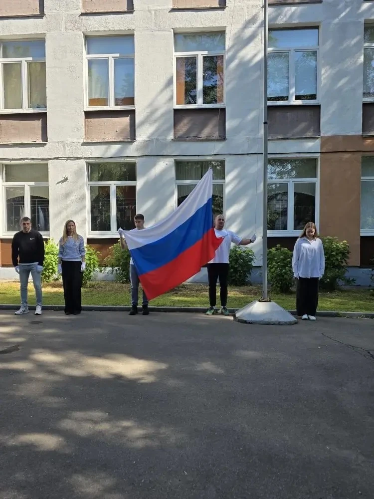 🇷🇺 Сегодня на площади перед школой состоялась церемония поднятия Государственного флага РФ.

🤍 Де