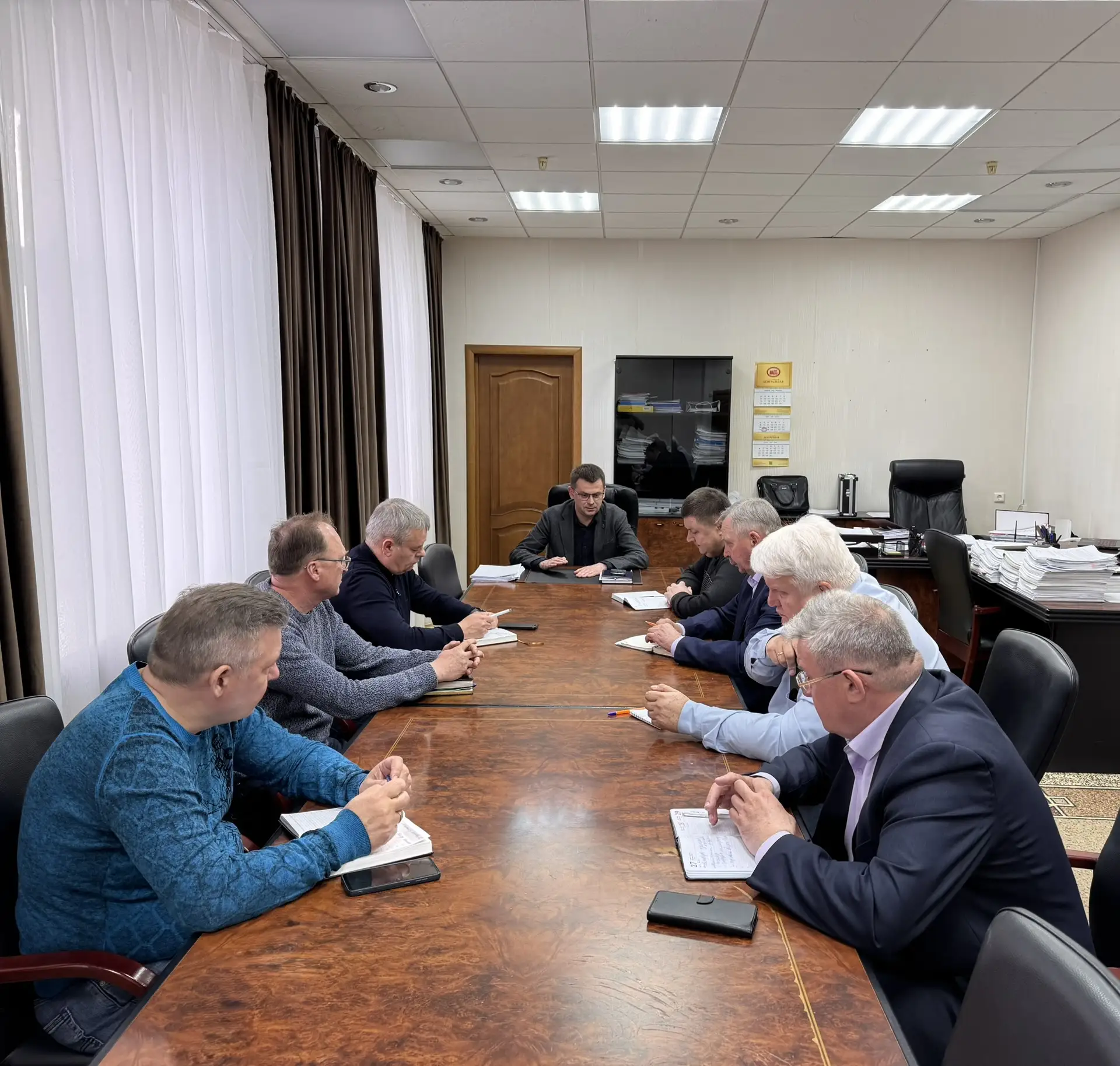 🧹 Председатель комитета жилищно-коммунального хозяйства провел совещание по уборке гор...