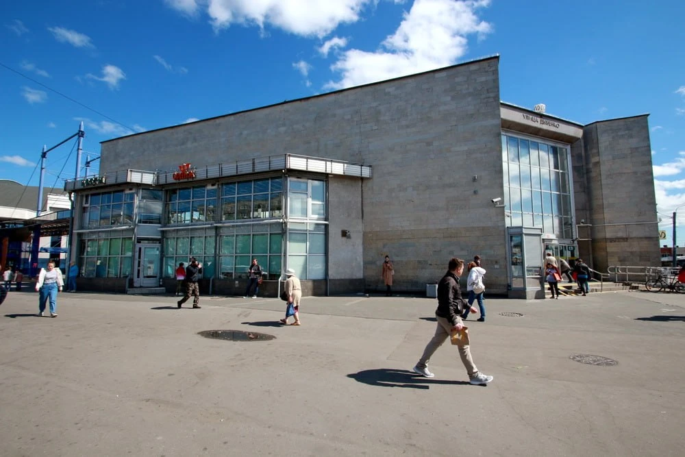 У метро «Улица Дыбенко» задержали подозреваемого в ограблении 76-летнего пенсионера