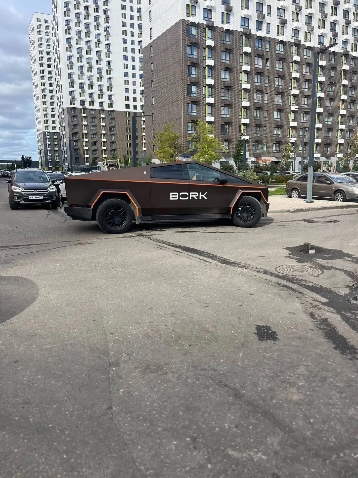 😏 Илон Маск приехал в Дрожжино на Tesla Cybertruck.
